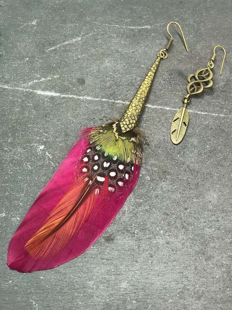 Pendientes de plumas de flamenco rosa y bronce
