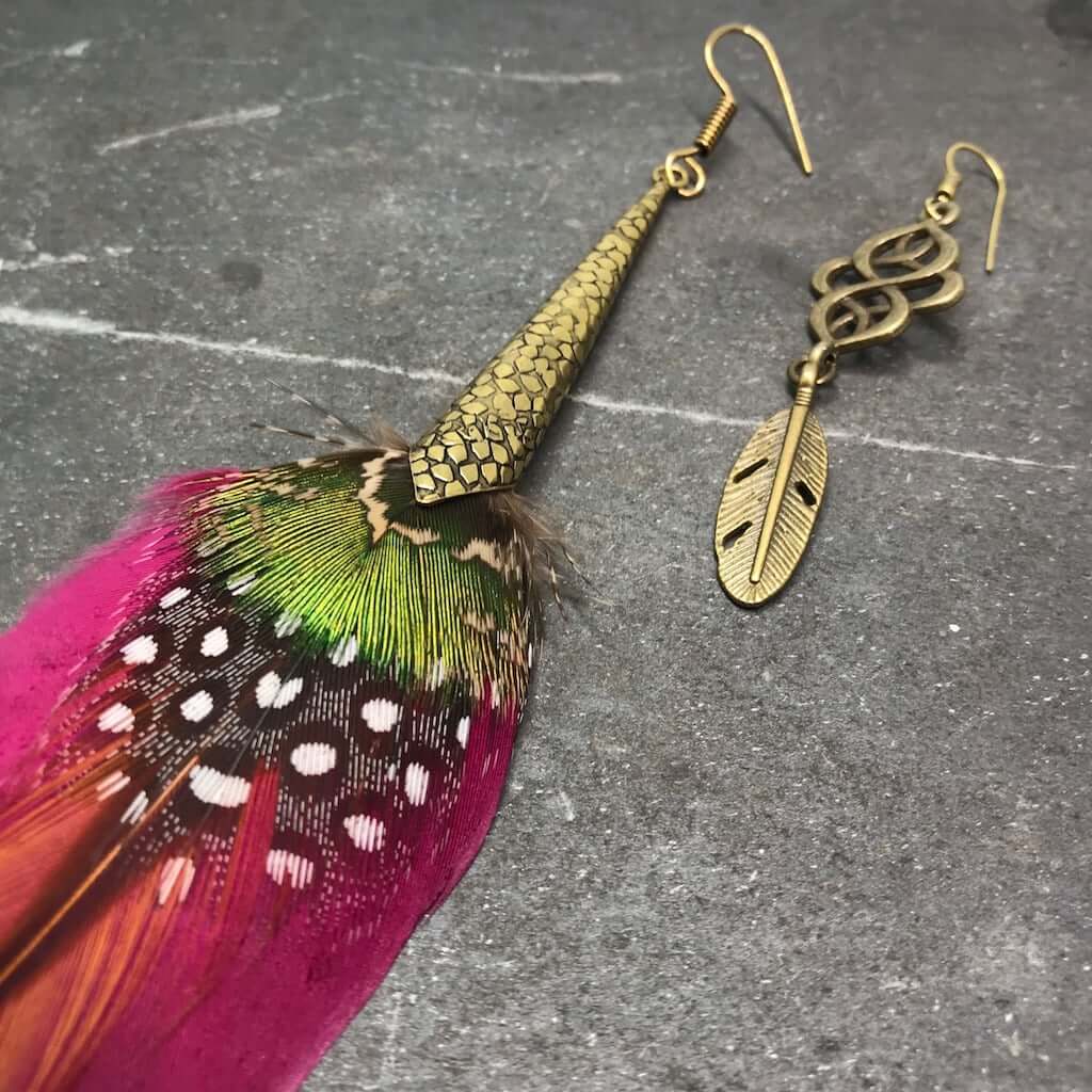 Pendientes de plumas de flamenco rosa y bronce
