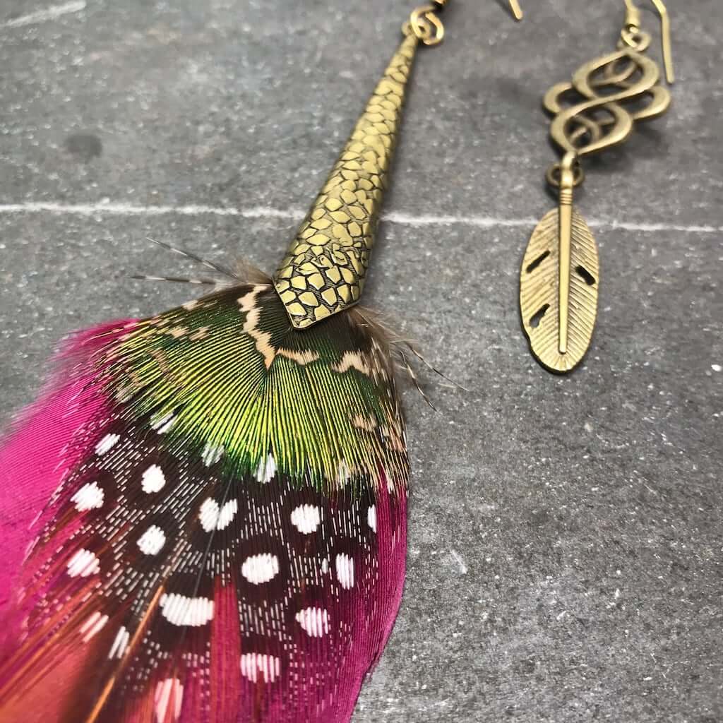Pendientes de plumas de flamenco rosa y bronce