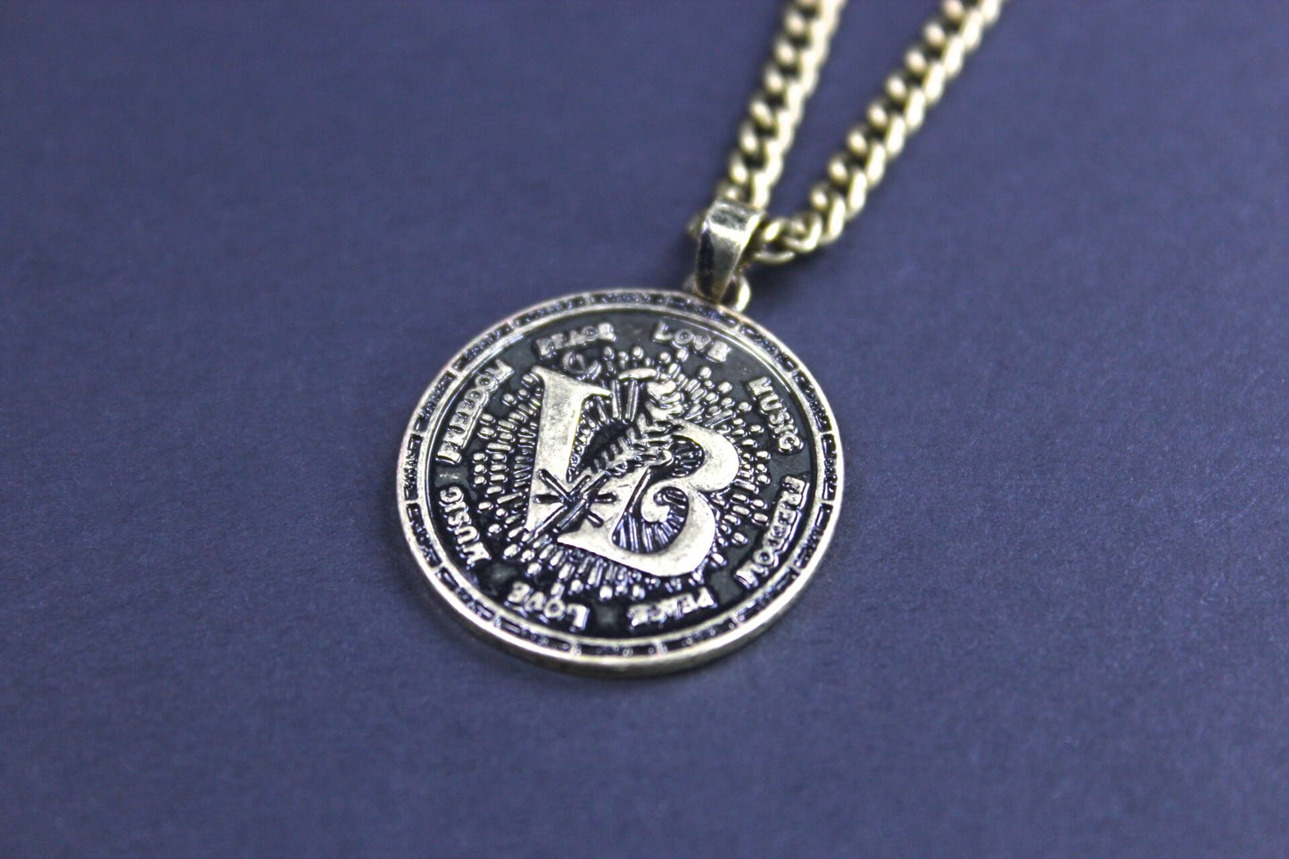 Collar colgante 'VB' de Vera Black