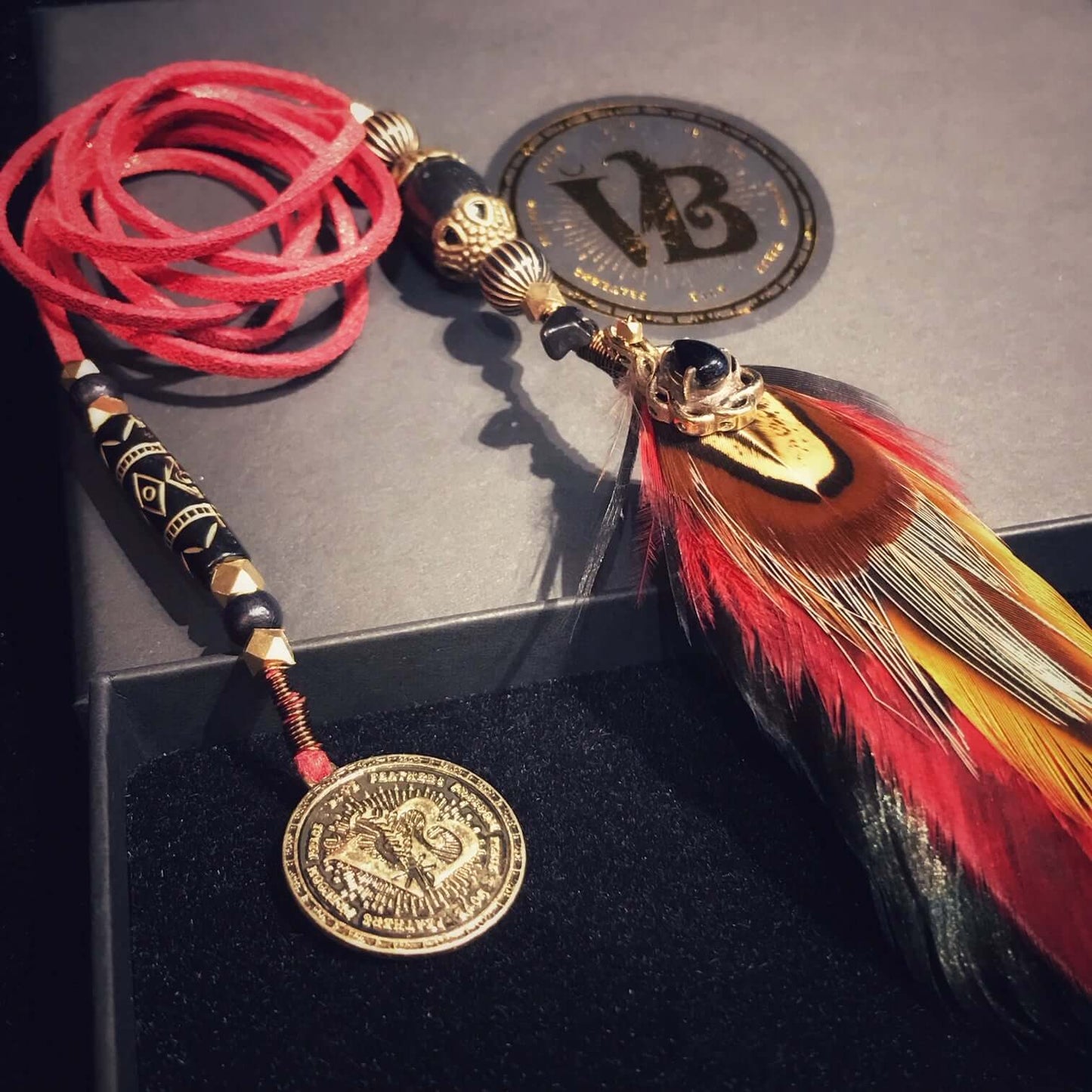 Trenzador de pelo con plumas de granate rojo de Bohemia