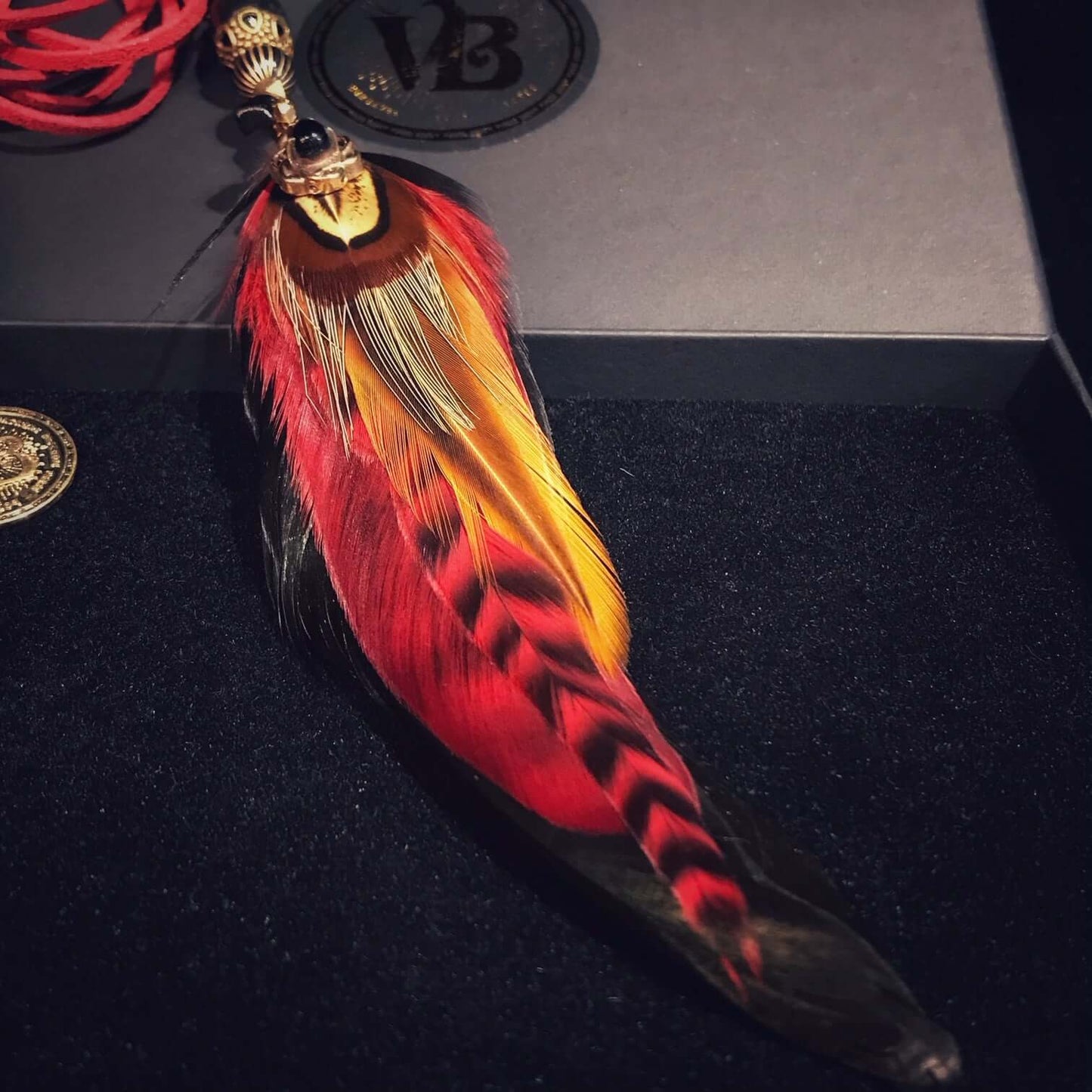 Trenzador de pelo con plumas de granate rojo de Bohemia
