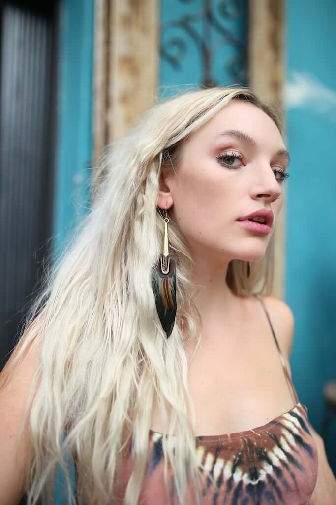 Pendientes de plumas de bronce con corazón de esmeralda natural