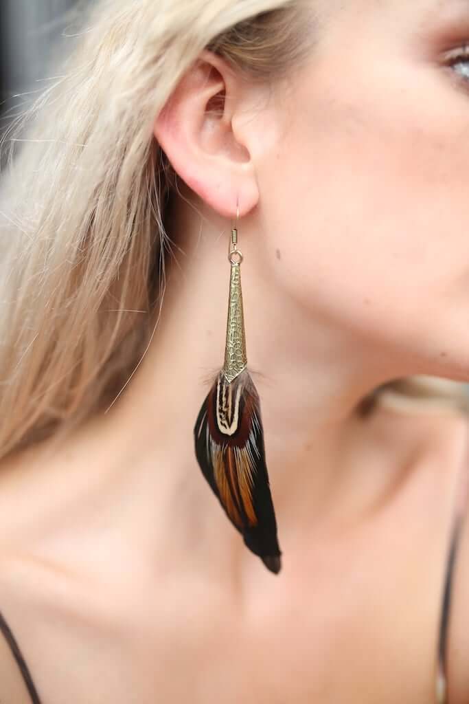 Pendientes de plumas de bronce con corazón de esmeralda natural