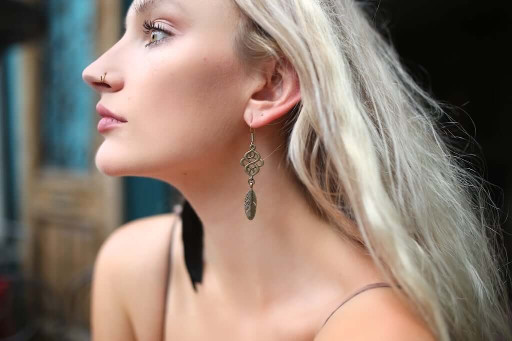 Pendientes de plumas de bronce con corazón de esmeralda natural