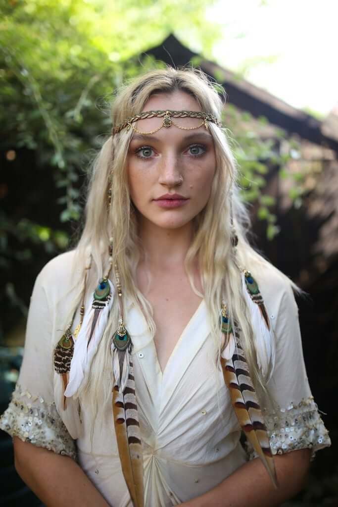Tocado de plumas de laboradita del bosque esmeralda
