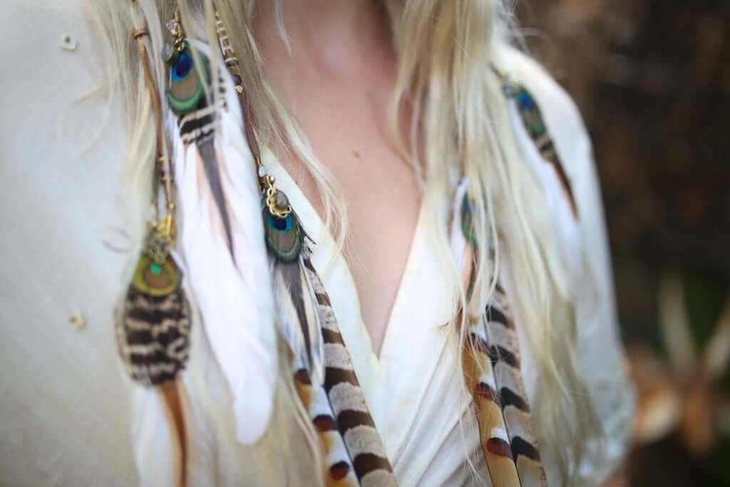 Tocado de plumas de laboradita del bosque esmeralda
