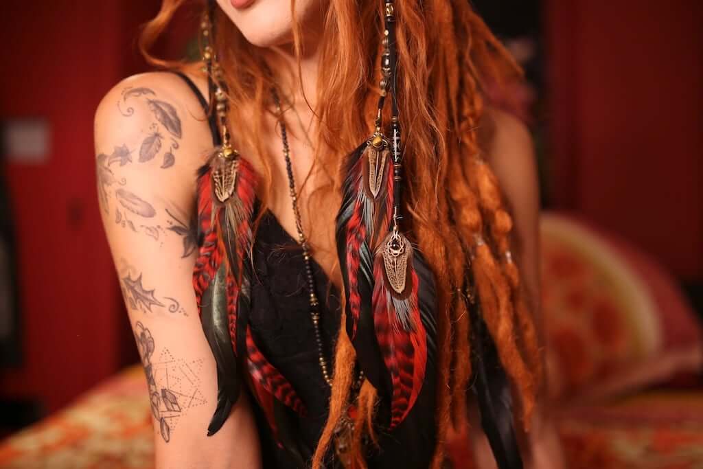 Tocado de plumas de ónix negro de Medusa