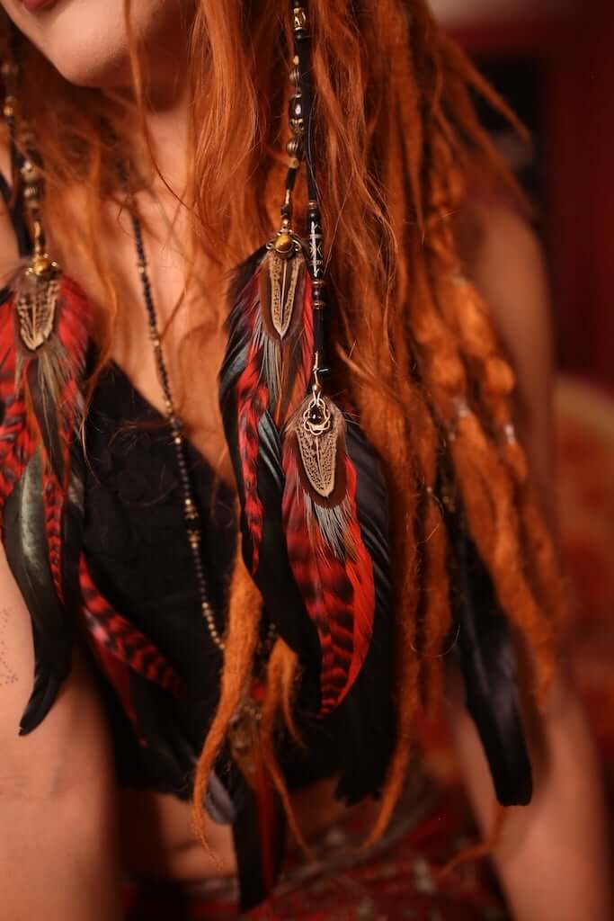 Tocado de plumas de ónix negro de Medusa