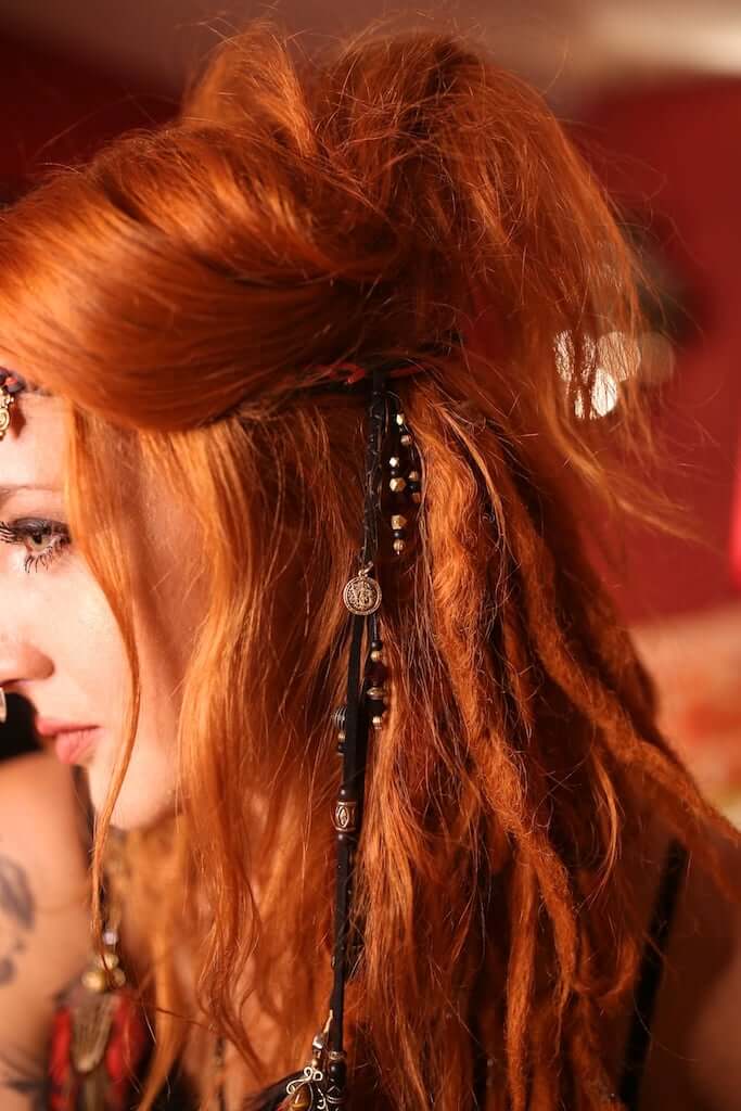 Tocado de plumas de ónix negro de Medusa