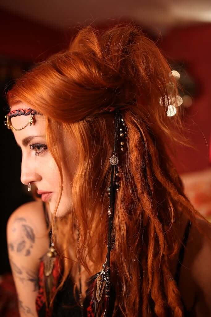 Tocado de plumas de ónix negro de Medusa