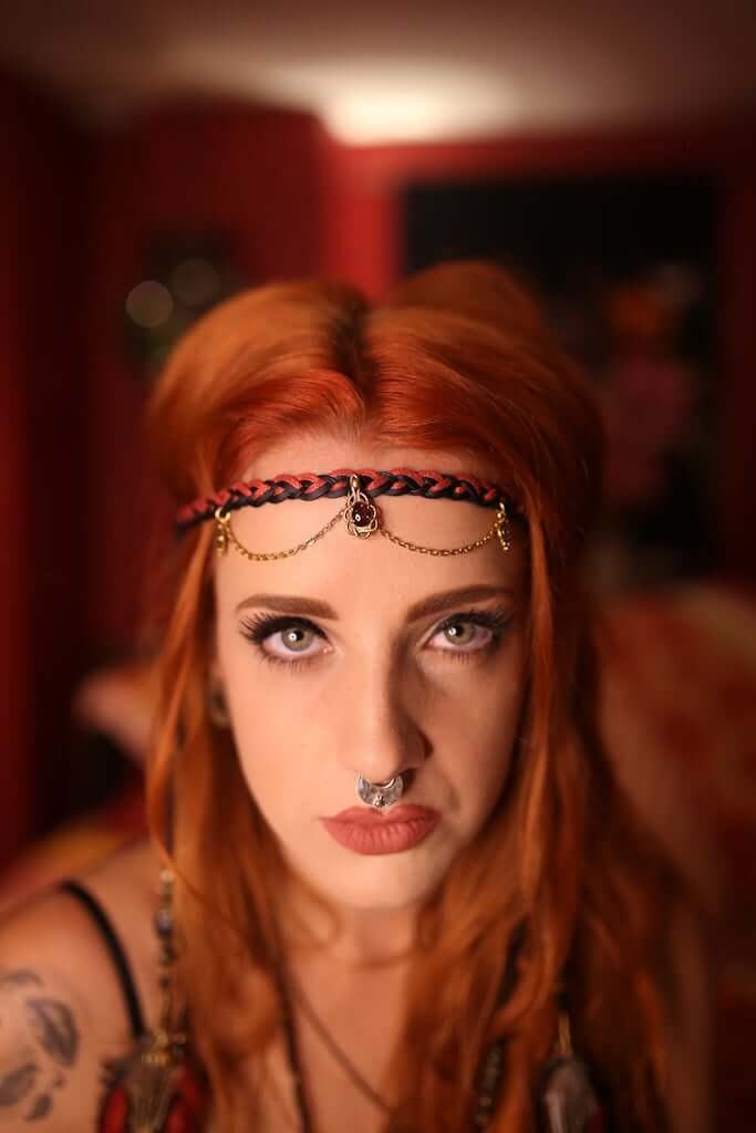 Tocado de plumas de ónix negro de Medusa