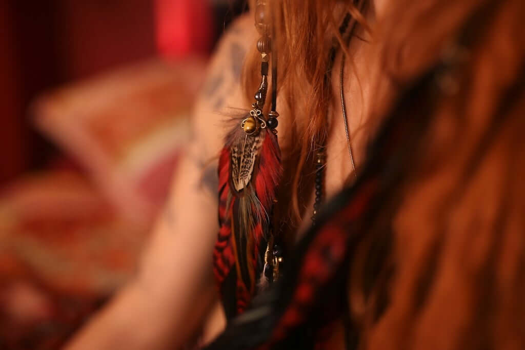 Tocado de plumas de ónix negro de Medusa