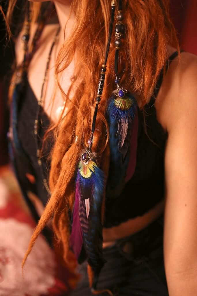 Tocado de plumas de lluvia moradas