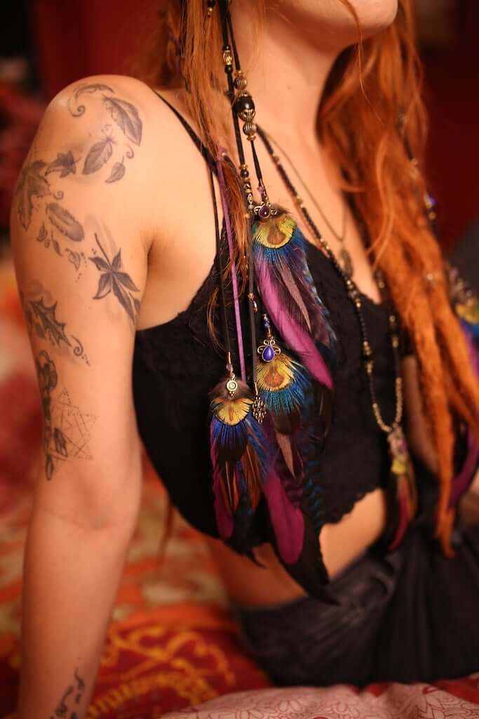 Tocado de plumas de lluvia moradas