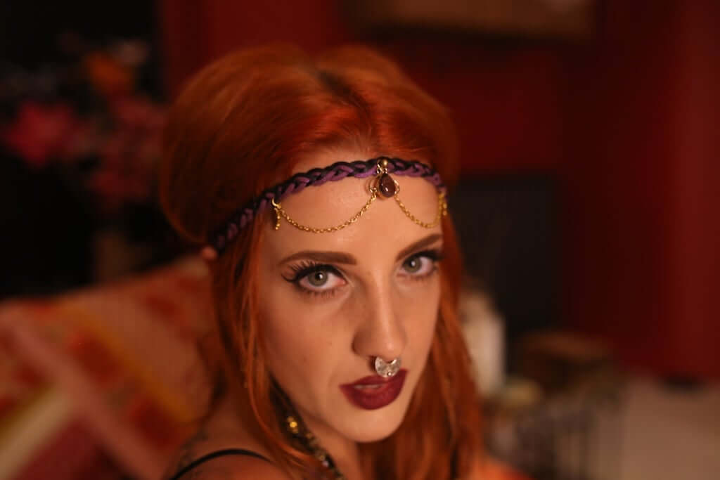 Tocado de plumas de lluvia moradas