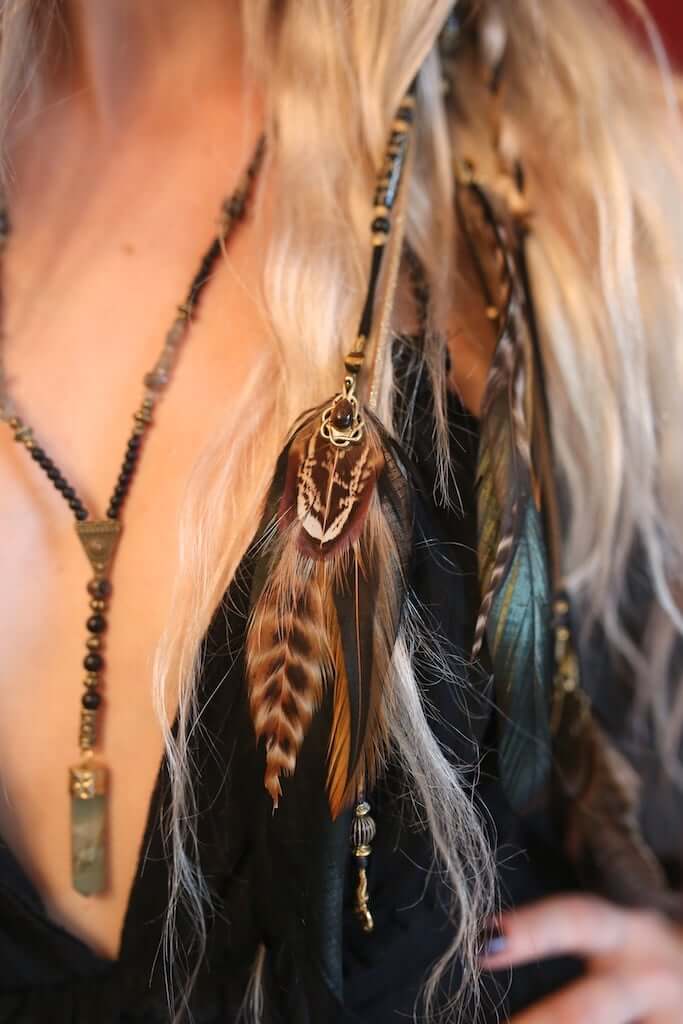 Coiffe de plumes noires et dorées de Pharaon