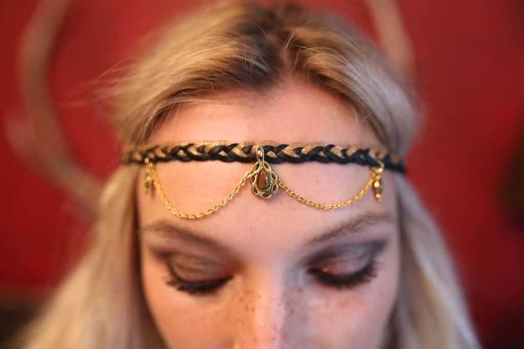 Coiffe de plumes noires et dorées de Pharaon