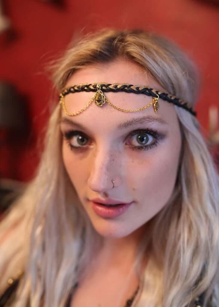 Coiffe de plumes noires et dorées de Pharaon