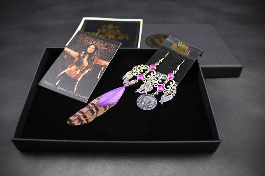 Pendientes de plumas moradas con lluvia - Pendientes asimétricos de filigrana morada y plata con plumas moradas