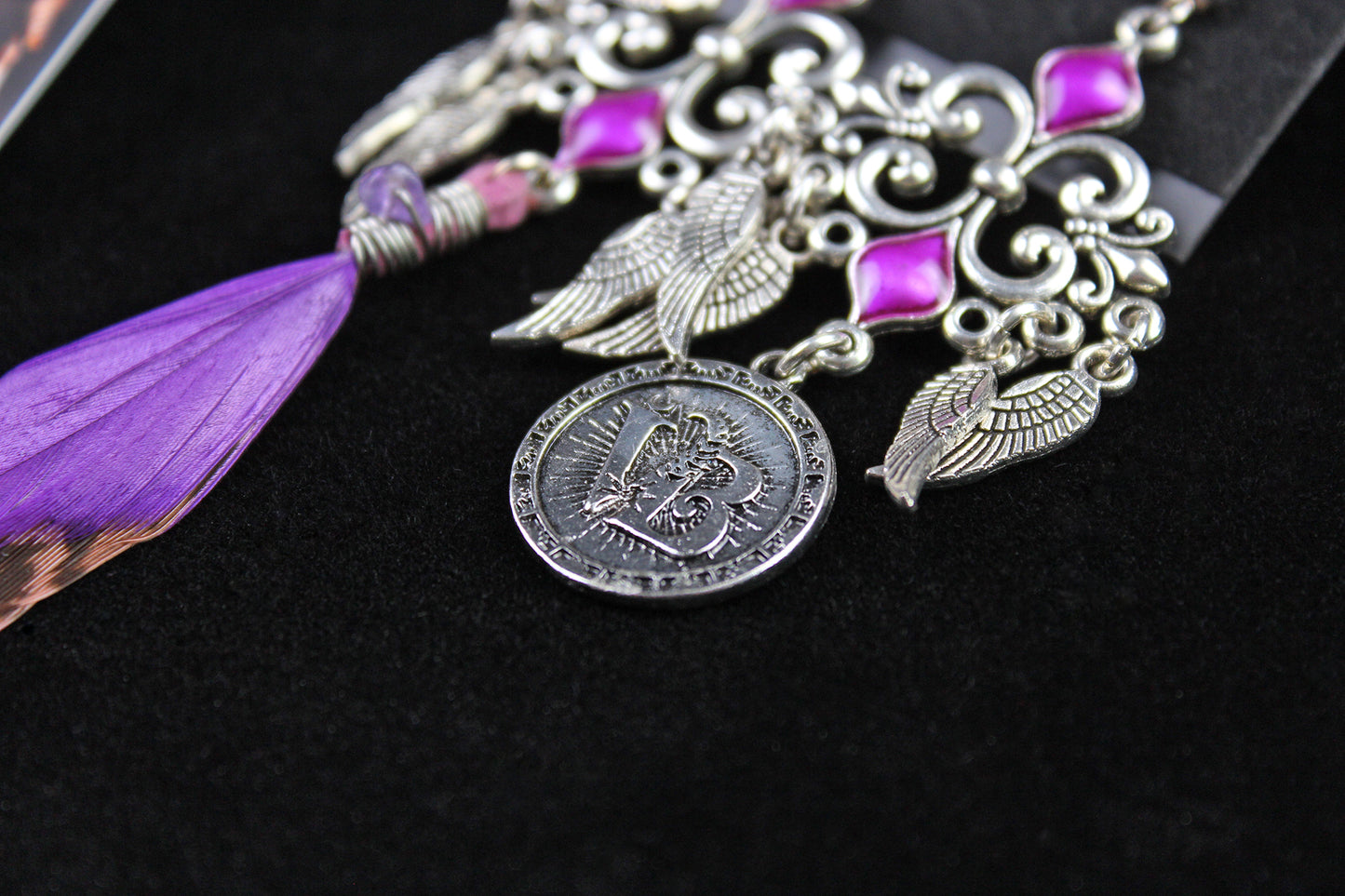 Pendientes de plumas moradas con lluvia - Pendientes asimétricos de filigrana morada y plata con plumas moradas