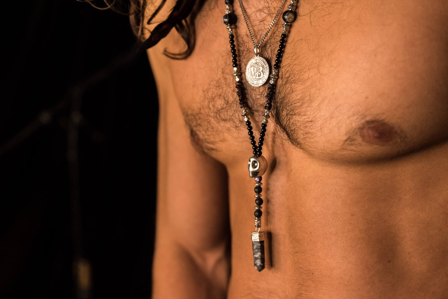 Collar colgante 'VB' de Vera Black