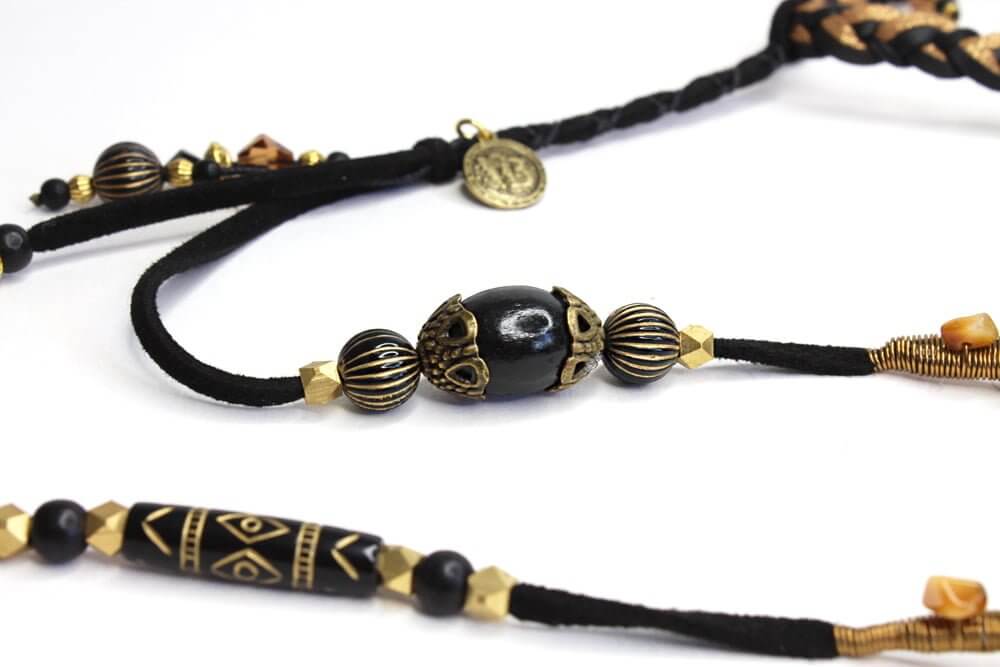 Coiffe de plumes noires et dorées de Pharaon