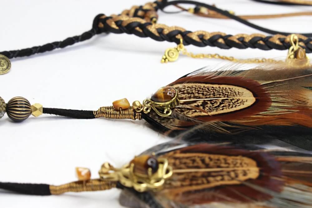 Coiffe de plumes noires et dorées de Pharaon