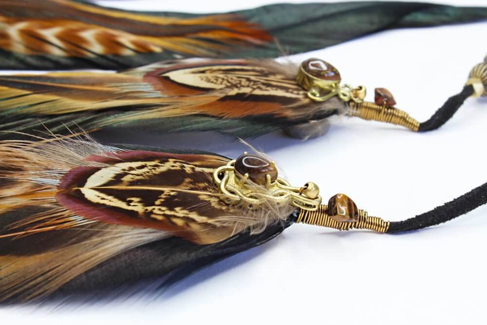 Coiffe de plumes noires et dorées de Pharaon