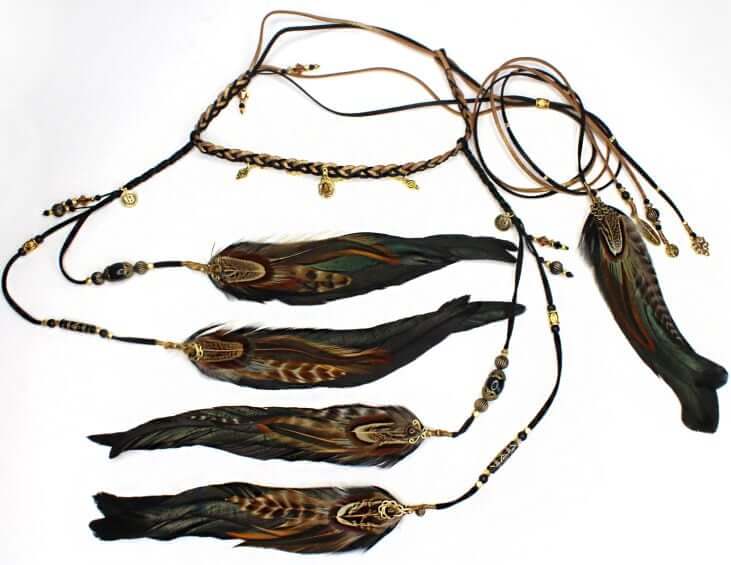 Coiffe de plumes noires et dorées de Pharaon