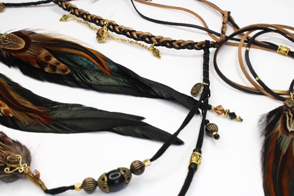 Coiffe de plumes noires et dorées de Pharaon