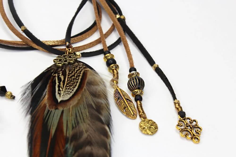 Coiffe de plumes noires et dorées de Pharaon