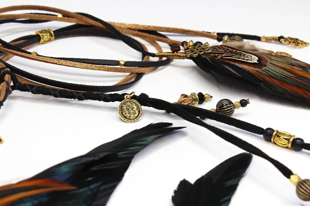 Coiffe de plumes noires et dorées de Pharaon
