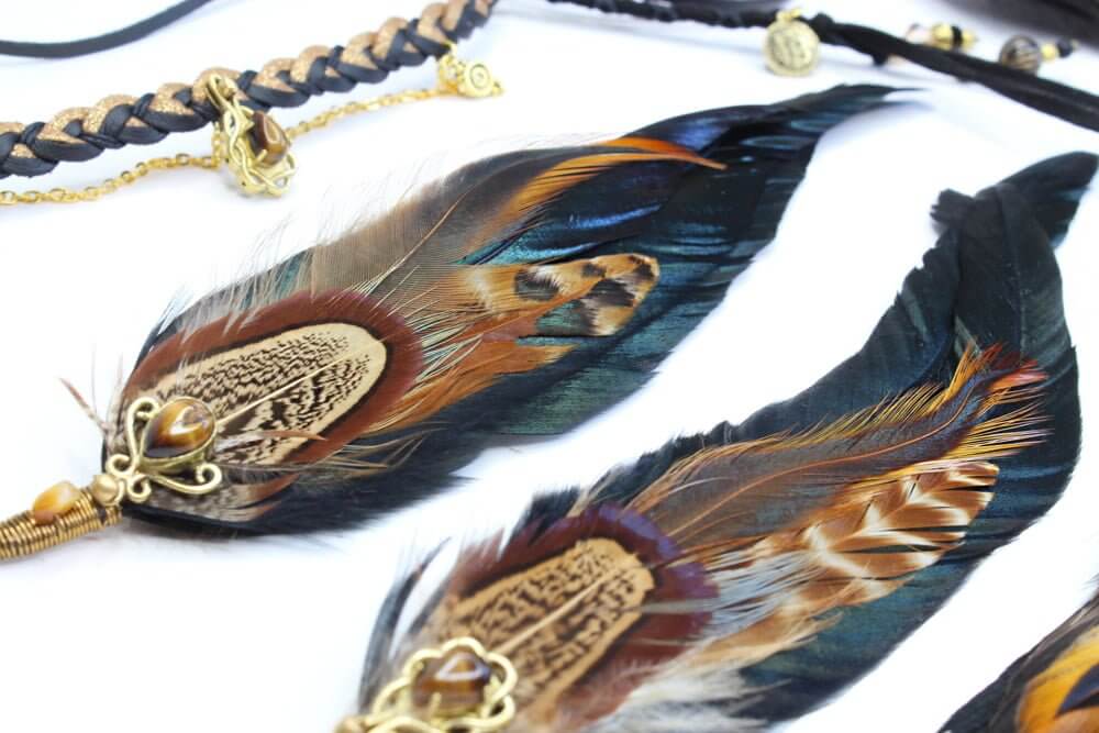 Coiffe de plumes noires et dorées de Pharaon