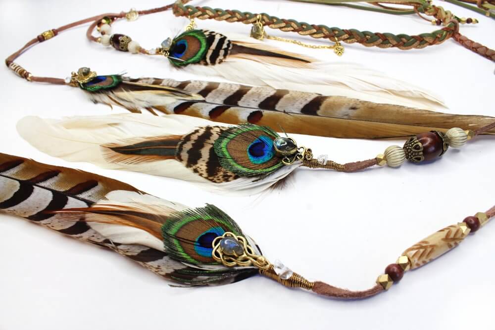 Tocado de plumas de laboradita del bosque esmeralda