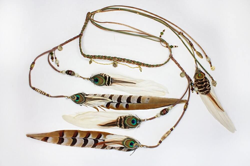 Tocado de plumas de laboradita del bosque esmeralda