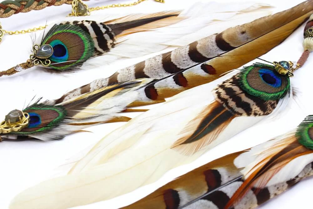 Tocado de plumas de laboradita del bosque esmeralda