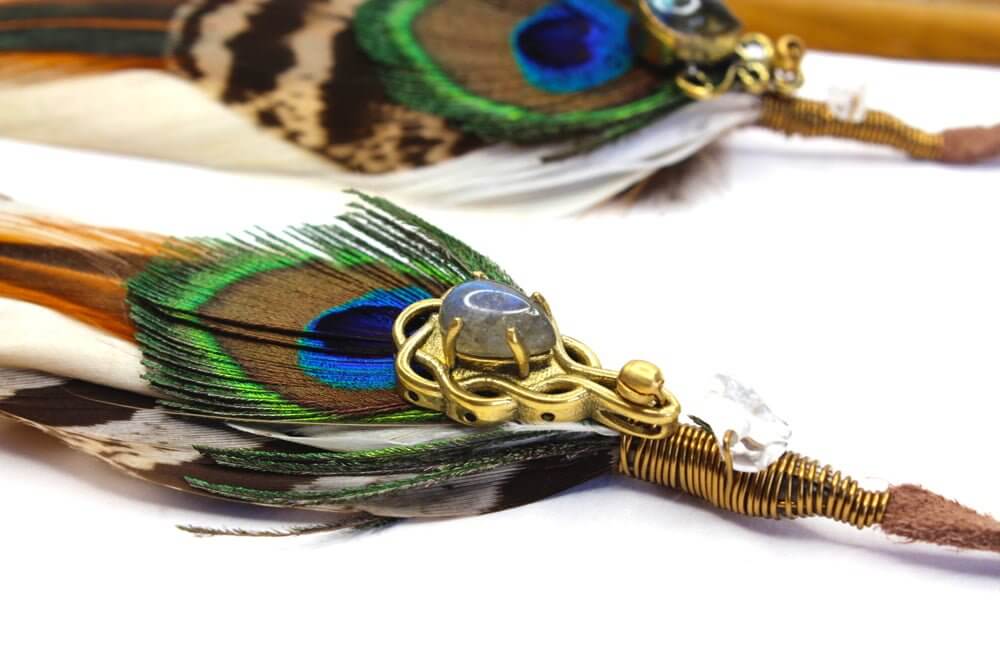 Tocado de plumas de laboradita del bosque esmeralda