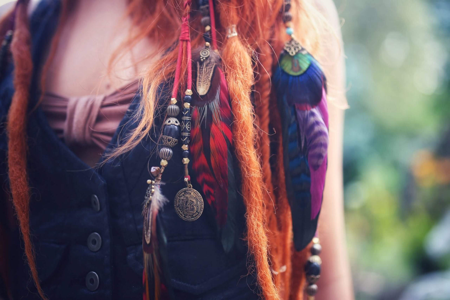 Trenzador de pelo con plumas de granate rojo de Bohemia