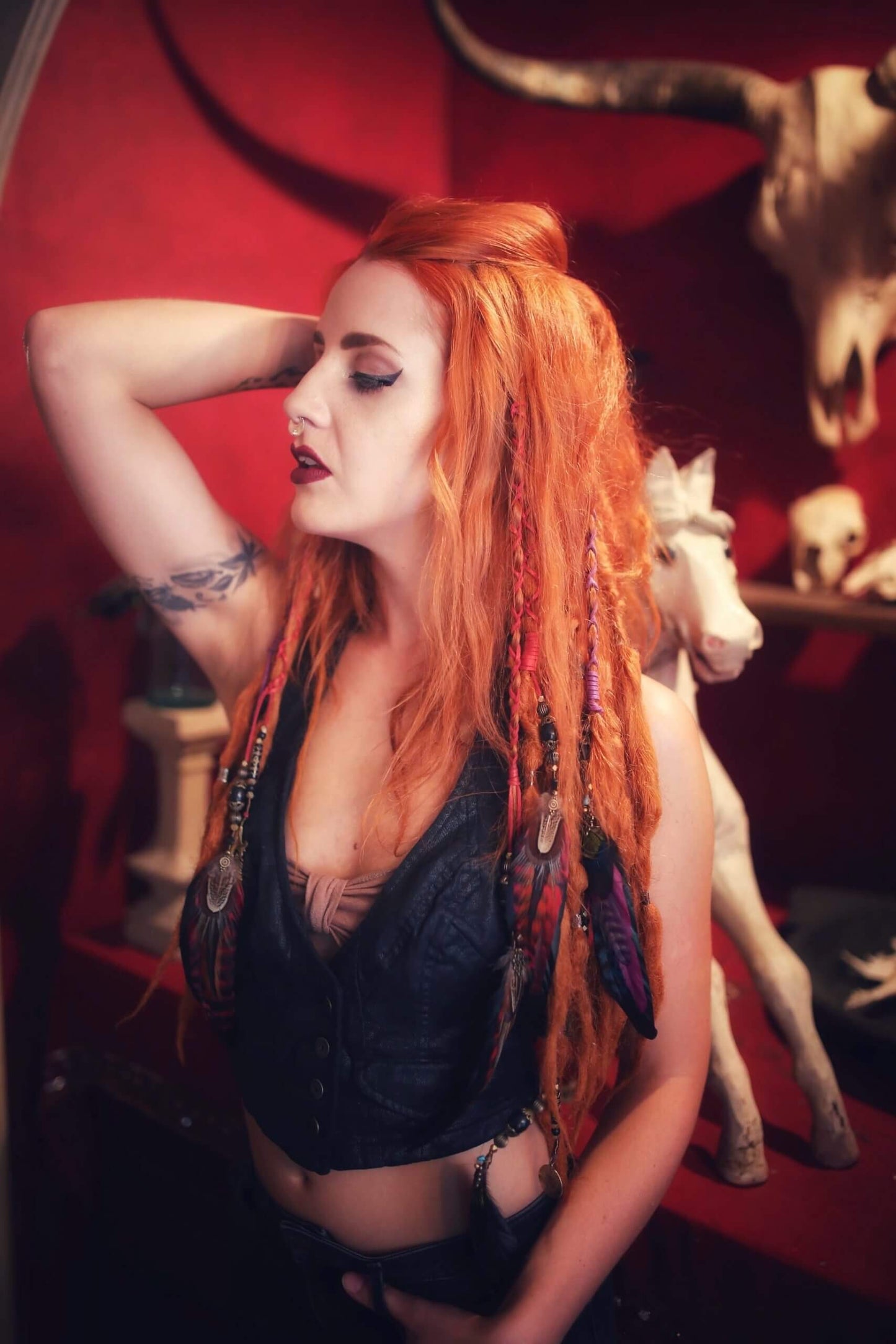 Trenzador de pelo con plumas de granate rojo de Bohemia