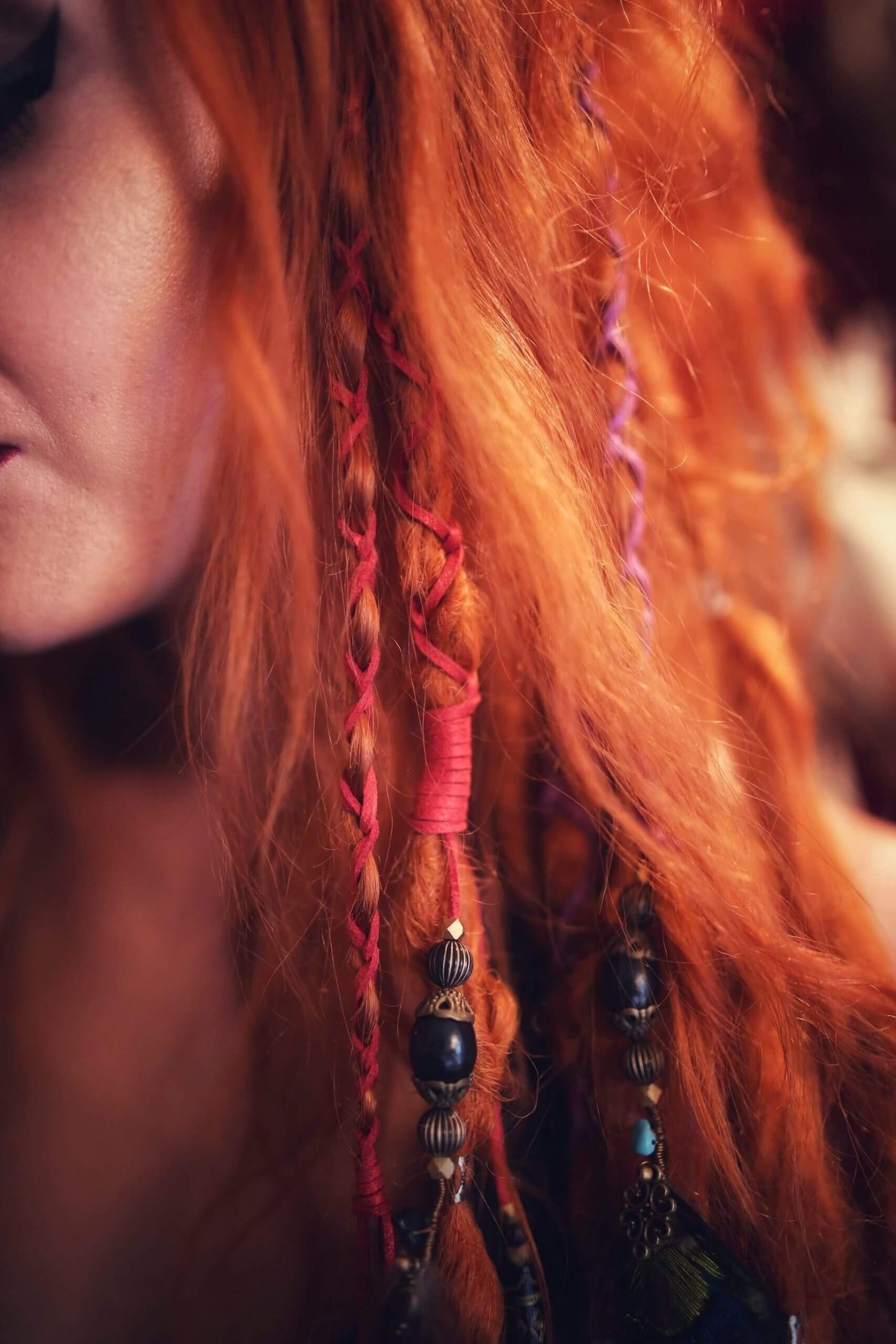 Trenzador de pelo con plumas de granate rojo de Bohemia