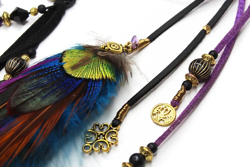 Tocado de plumas de lluvia moradas