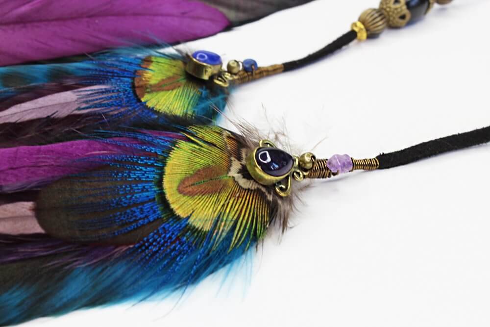 Tocado de plumas de lluvia moradas