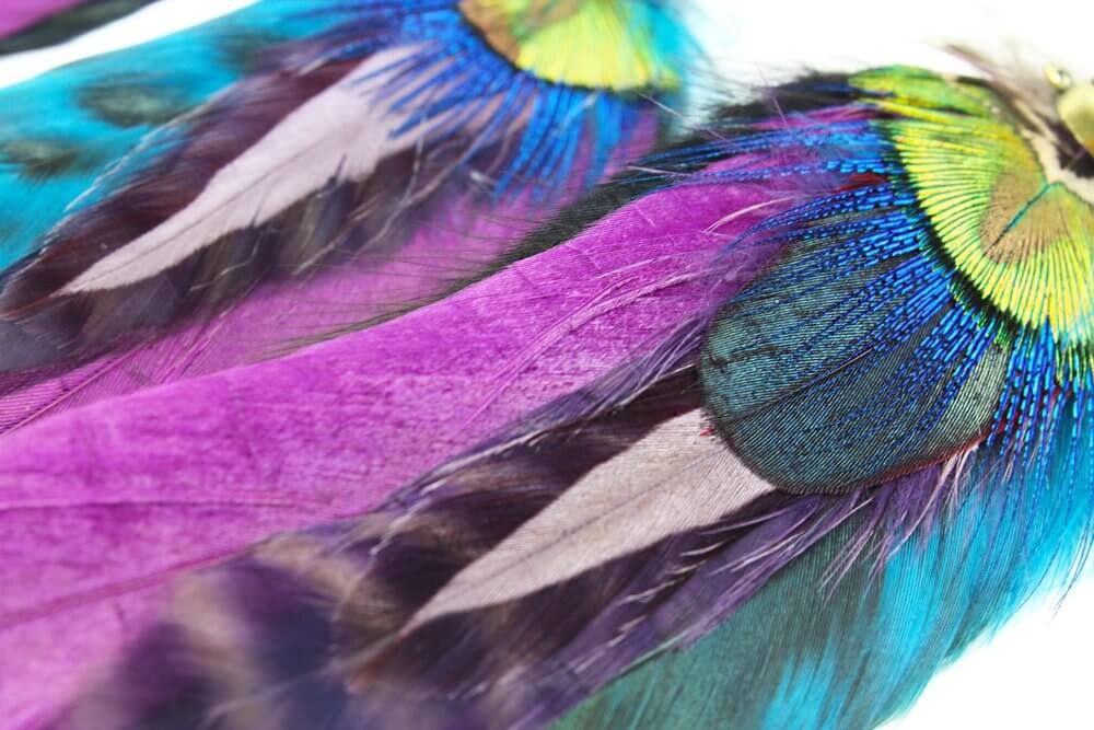 Tocado de plumas de lluvia moradas