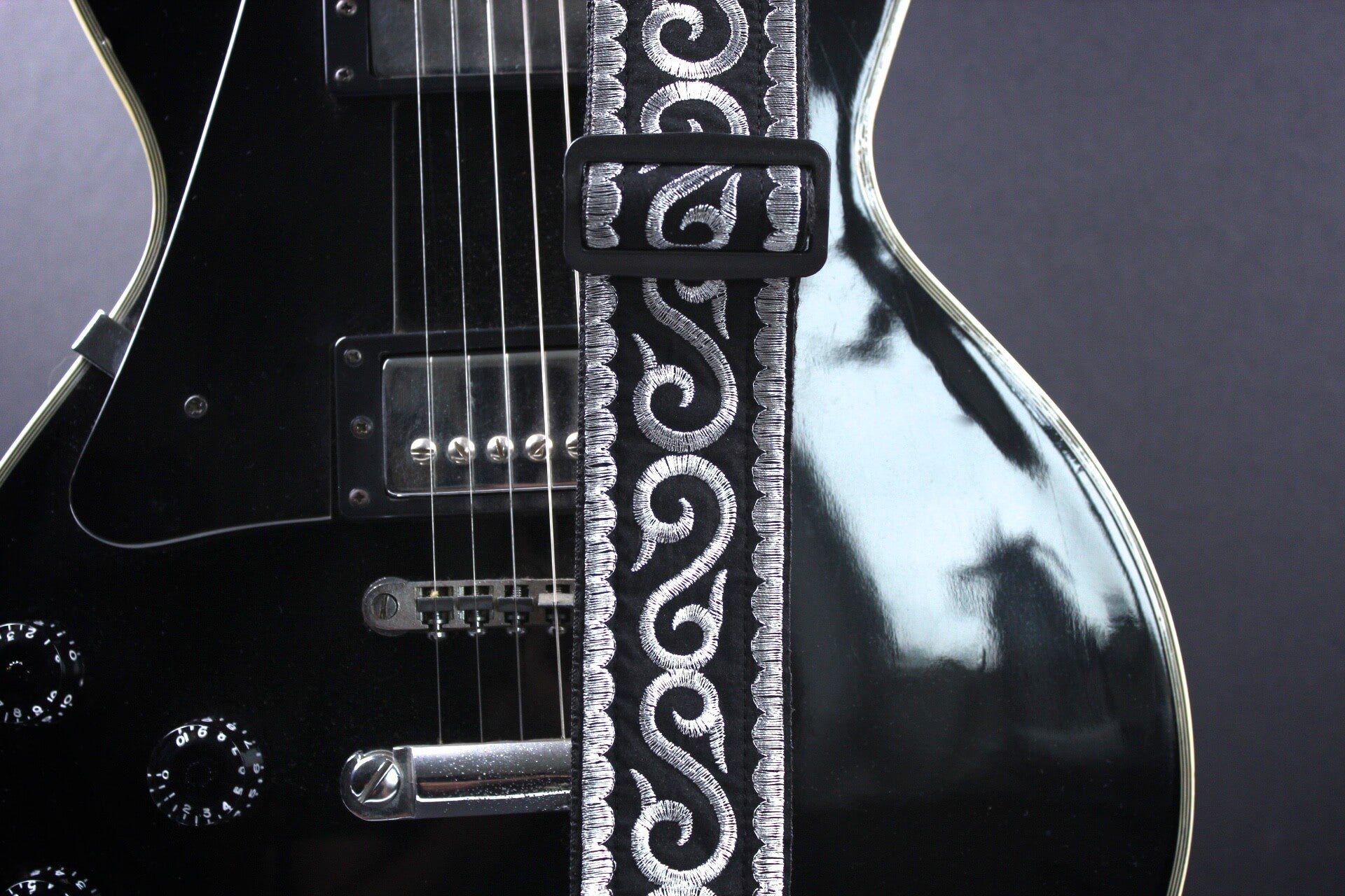 Vera Black Guitar Strap