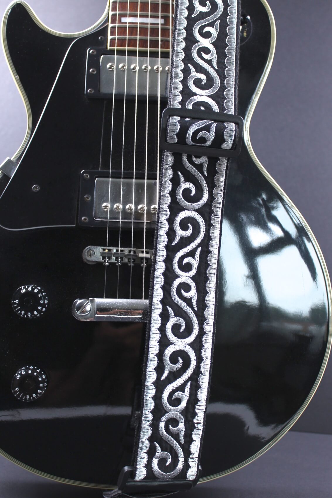 Vera Black Guitar Strap