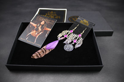 Pendientes de plumas moradas con lluvia - Pendientes asimétricos de filigrana morada y plata con plumas moradas