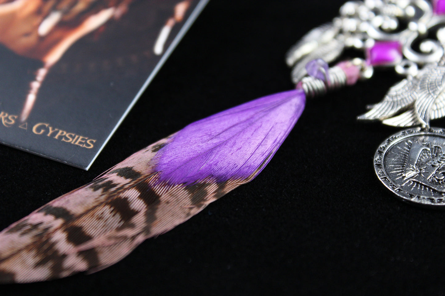 Pendientes de plumas moradas con lluvia - Pendientes asimétricos de filigrana morada y plata con plumas moradas