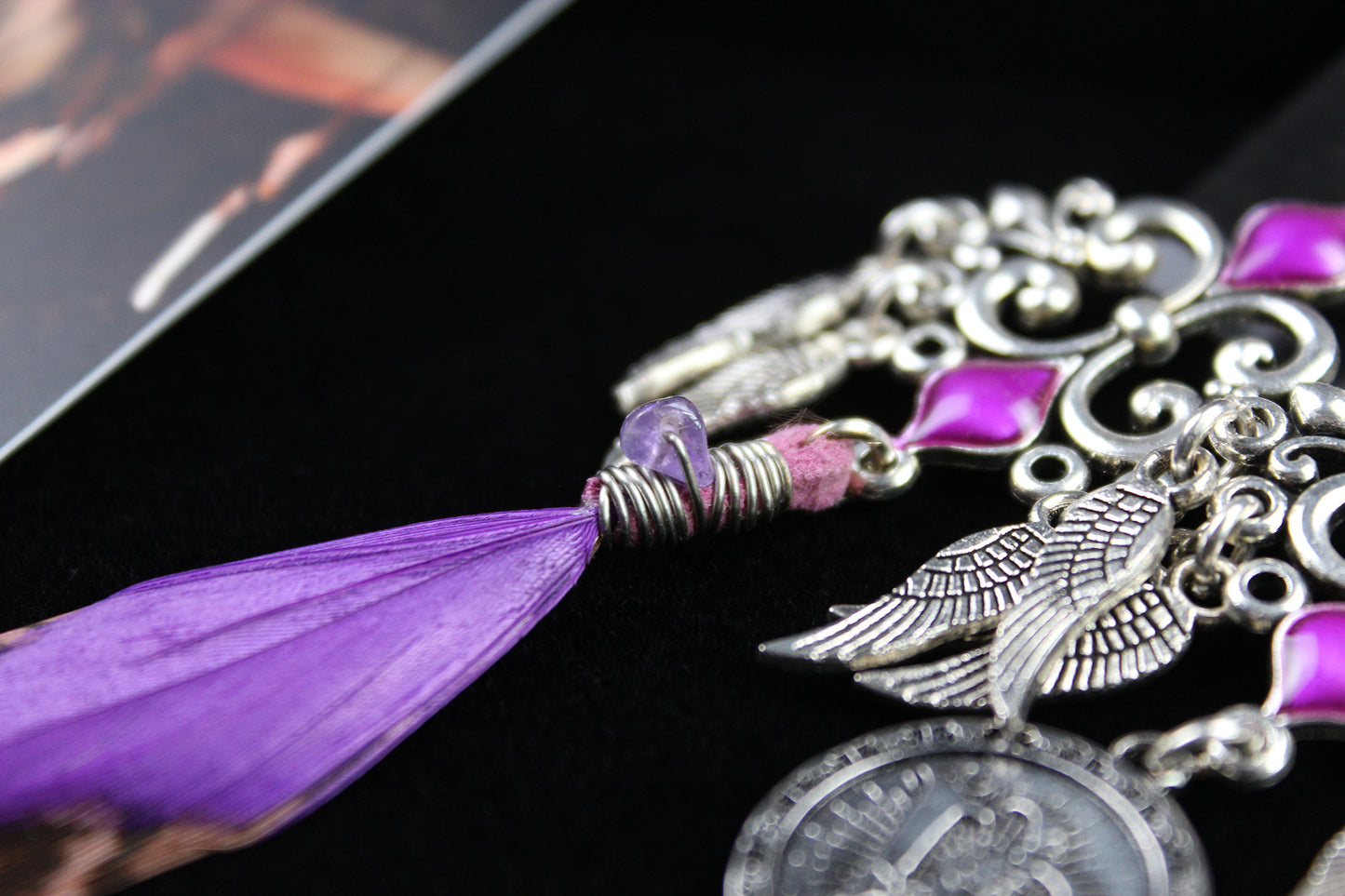 Pendientes de plumas moradas con lluvia - Pendientes asimétricos de filigrana morada y plata con plumas moradas