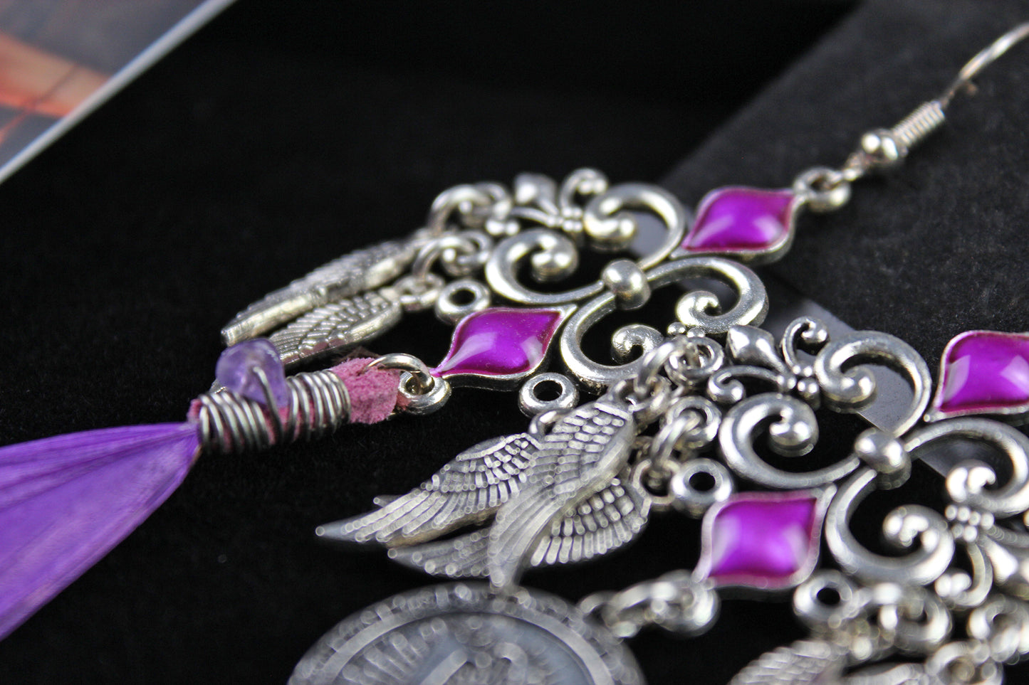 Pendientes de plumas moradas con lluvia - Pendientes asimétricos de filigrana morada y plata con plumas moradas